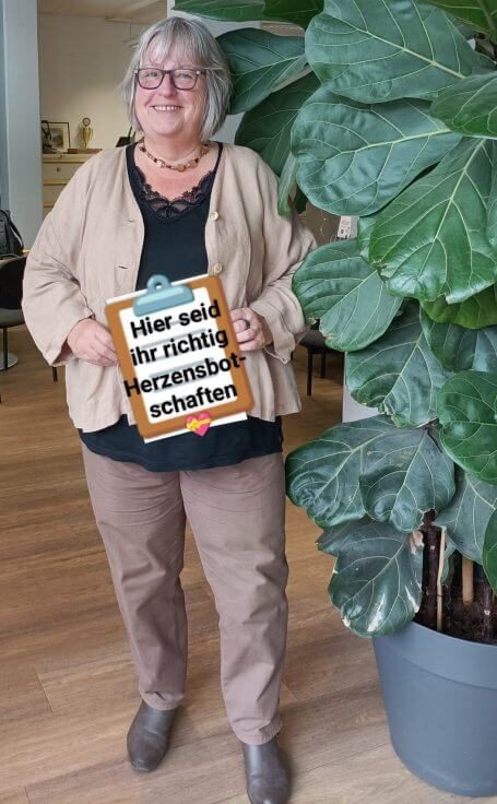 Frau mit Schild